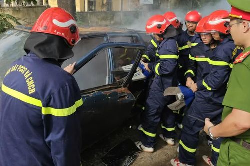 Thực tập cứu nạn cứu hộ tai nạn giao thông tại phường Ayun Pa