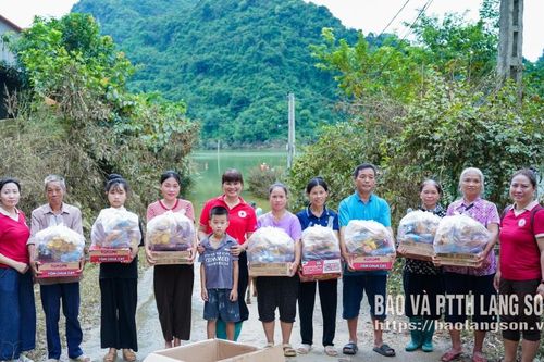 Trao hỗ trợ người dân vũng lũ xã Tân Đoàn