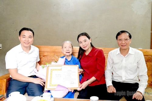 Các đồng chí lãnh đạo tỉnh trao Huy hiệu Đảng đợt 2-9 cho các đảng viên lão thành