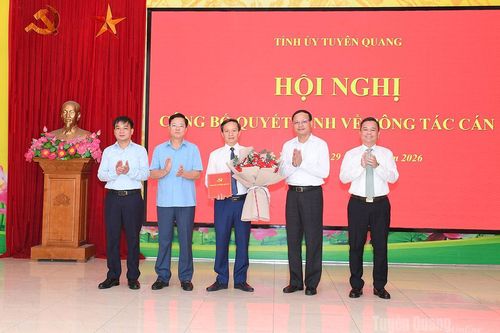 Công bố quyết định về công tác cán bộ tại Đảng ủy phường Minh Xuân