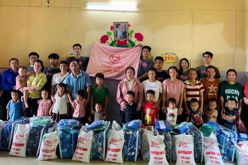 Tặng quà học sinh Điểm trường mầm non Khuổi Luông