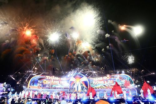 Vạn người đội mưa xem concert 'Quảng Ninh rạng rỡ tương lai'