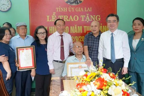 Hai đảng viên ở Gia Lai vinh dự nhận Huy hiệu 80 tuổi Đảng