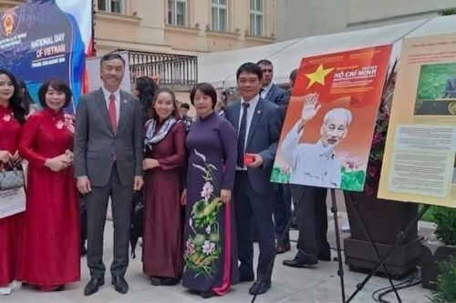 Triển lãm 150 hình ảnh, tư liệu về Chủ tịch Hồ Chí Minh tại Praha
