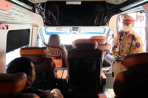 Công an Hà Nội kiểm tra xe khách trước giờ xuất bến