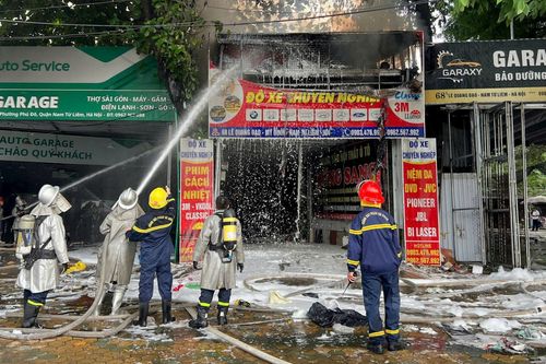 Nhanh chóng dập tắt đám cháy gara ô tô trên đường Lê Quang Đạo