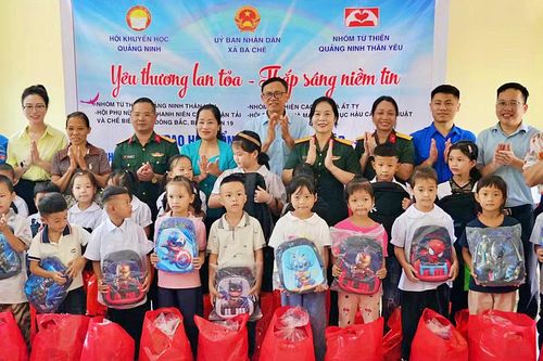 Hội Khuyến học Quảng Ninh và nhà tài trợ tặng quà, học bổng cho học sinh khó khăn tại Ba Chẽ