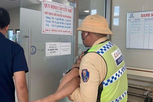 Khoảnh khắc CSGT bế, dỗ dành bé trai 4 tuổi sốt cao, co giật vào viện cấp cứu