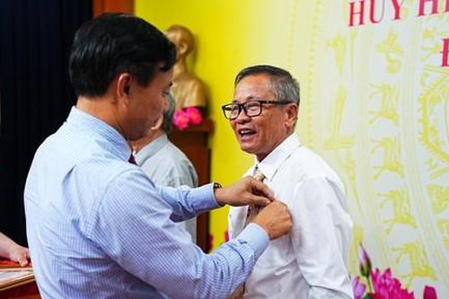 TPHCM: Các địa phương trang trọng tổ chức trao Huy hiệu Đảng dịp Quốc khánh 2-9