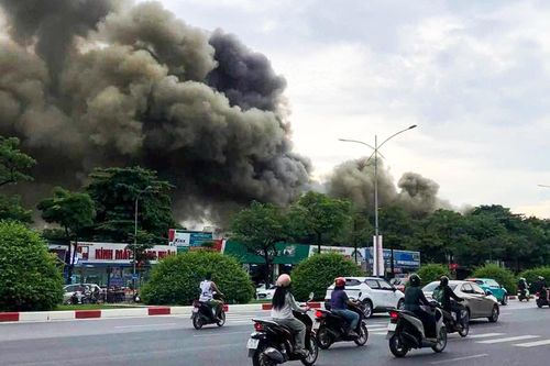 Hiện trường cháy xưởng sửa chữa ô tô ở Hà Nội, cuồn cuộn khói đen trùm khu vực