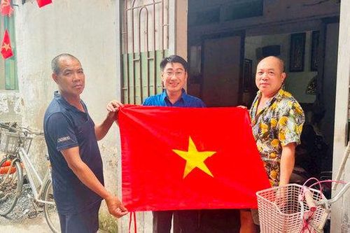 Ngõ phố rực rỡ cờ hoa đón Quốc khánh