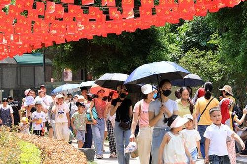 Vườn thú Hà Nội trở thành điểm hút khách ngày đầu nghỉ lễ 2-9