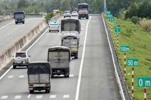 Liên tiếp xử lý các tài xế không giữ khoảng cách an toàn trên cao tốc