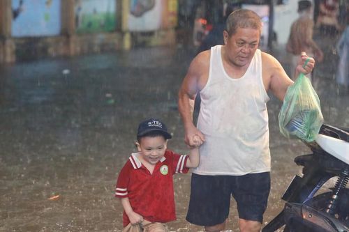 Cảnh báo mưa dông kèm lốc sét ở khu vực nội thành Hà Nội