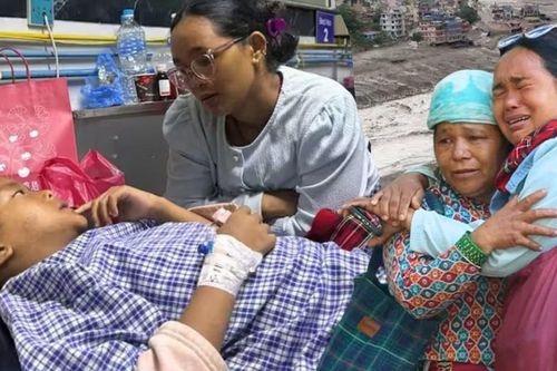 Bé trai sống sót thần kỳ giữa trận lũ Nepal, bật khóc khi đoàn tụ mẹ
