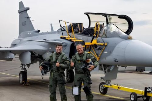 Chiến đấu cơ Gripen F hai chỗ ngồi lần đầu cất cánh
