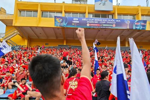 Bầu không khí cuồng nhiệt của cổ động viên Công an Hà Nội trước giờ diễn ra trận Siêu cúp Quốc gia