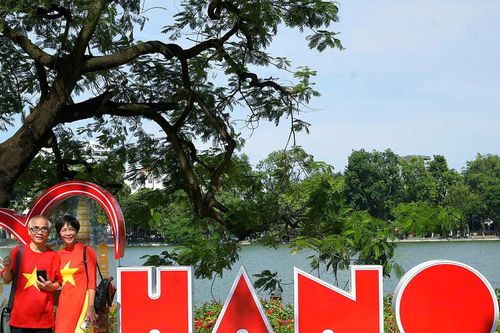 Du khách thích thú check-in bên không gian Hồ Hoàn Kiếm