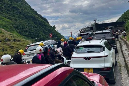Hàng xe kẹt dài trên đường lên Hà Giang