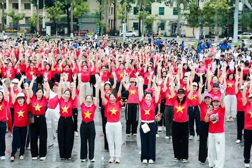 Thanh Hóa rực sắc cờ đỏ, hàng nghìn bước chân cùng Việt Nam tiến bước
