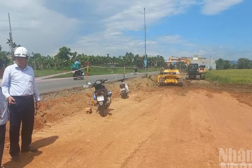 Sốt ruột dự án chậm tiến độ, chủ đầu tư ra hiện trường đốc thúc nhà thầu thi công xuyên lễ