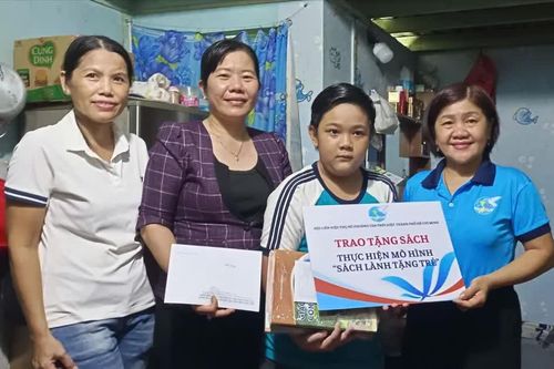 Tiếp sức học sinh nghèo vào năm học mới