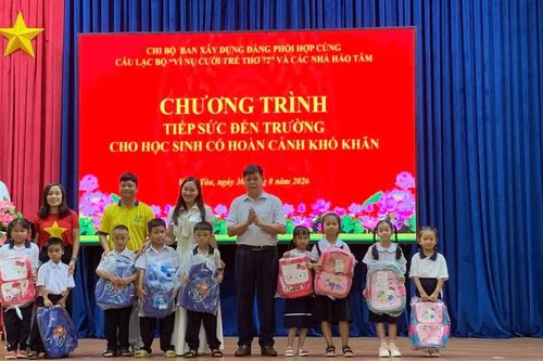 Trao 120 phần quà tiếp sức học sinh khó khăn trước thềm năm học mới