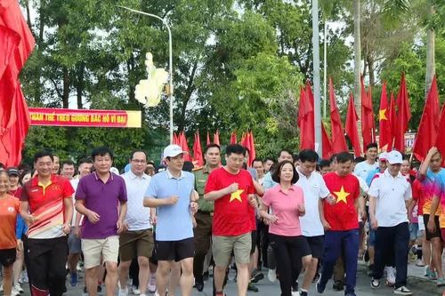 Nông Trang (Phú Thọ): Hơn 1.500 người tham gia Chương trình đi bộ toàn quốc 'Cùng Việt Nam tiến bước'