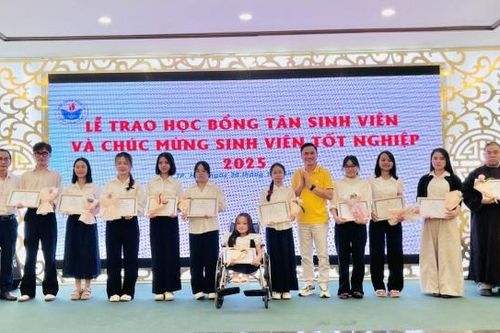 Nữ sinh 'xương thủy tinh' bền bỉ chinh phục ước mơ