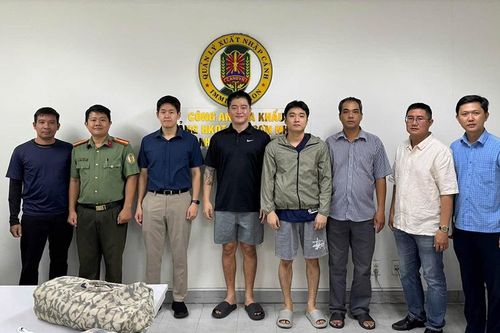 Công an TPHCM bắt, bàn giao 3 đối tượng bị Interpol truy nã đỏ