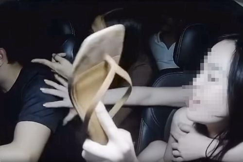 Công an xác minh vụ tài xế taxi bị nhóm khách hành hung, giơ dép vào mặt