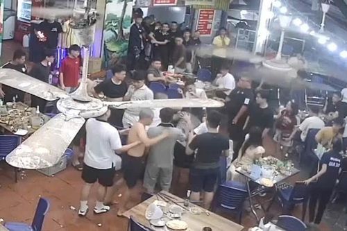 Khởi tố 2 thanh niên trêu ghẹo cô gái, đánh bạn trai trong quán ăn ở Hà Nội