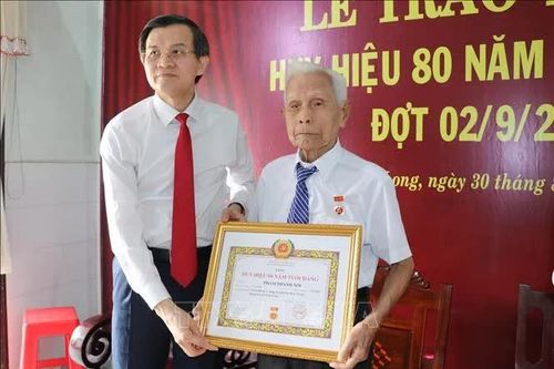 Trao Huy hiệu 80 năm tuổi Đảng cho hai đảng viên lão thành tại Vĩnh Long