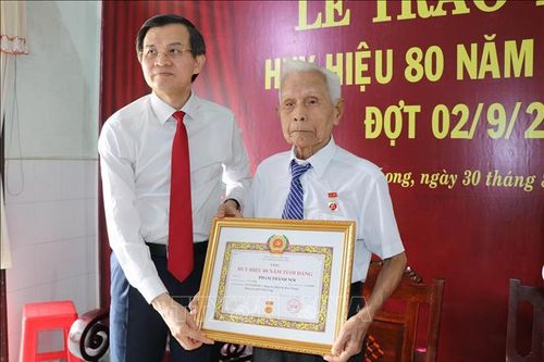 Trao Huy hiệu 80 năm tuổi Đảng cho hai đảng viên lão thành tại Vĩnh Long