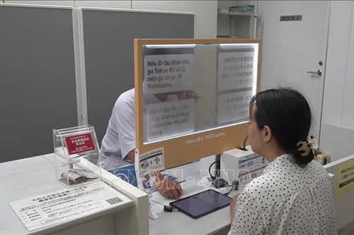Màn hình phiên dịch trong suốt, thu hẹp rào cản ngôn ngữ tại các nhà ga Tokyo