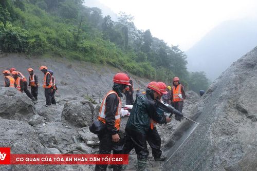 Kỳ tích giữa thảm họa lũ quét Nepal: Bé gái 6 tuổi sống sót sau nhiều ngày dưới đống đổ nát