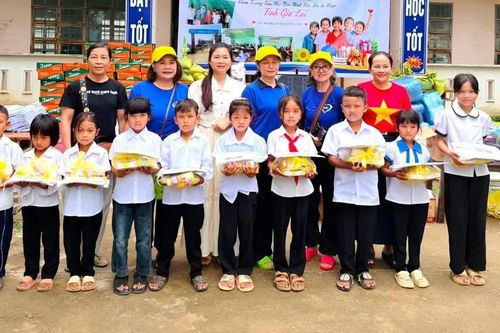 Trao hơn 300 suất quà cho học sinh, phụ huynh có hoàn cảnh khó khăn tại Ia Hiao