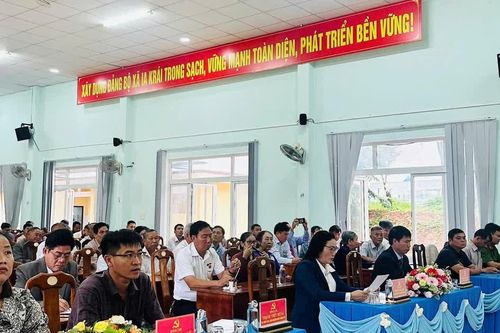 Đảng ủy xã Ia Krái trao Huy hiệu Đảng đợt 2-9