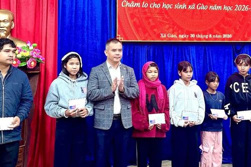 Trao 125 suất quà cho học sinh có hoàn cảnh khó khăn tại xã Gào