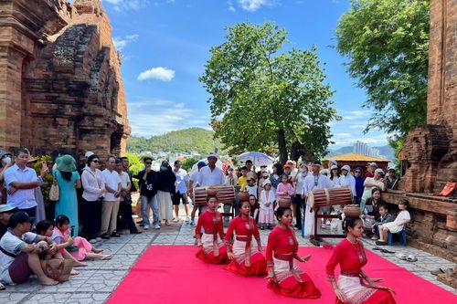 Nhiều điểm du lịch hút khách