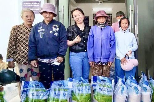 Phường Cam Ranh trao tặng 400 suất gạo đến các hộ khó khăn