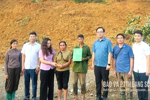 Hội Nông dân tỉnh thăm hỏi, hỗ trợ các hộ hội viên nông dân bị ảnh hưởng bởi mưa lũ
