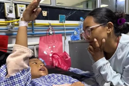 Trèo cây thoát lũ dữ, bé trai 8 tuổi Nepal đoàn tụ mẹ sau 3 ngày sinh tử
