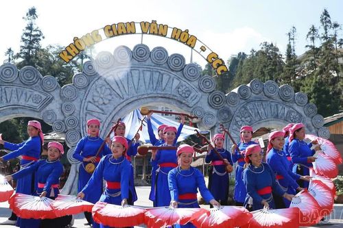 Rực rỡ sắc màu thổ cẩm trên đường phố Sa Pa