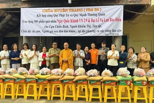 Chùa Huyền Trang (TP.HCM) tặng 300 phần quà Vu lan đến những gia đình khó khăn