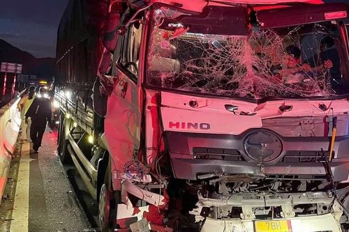 Khánh Hòa: Kịp thời giải cứu người mắc kẹt trong ô tô sau tai nạn trên cao tốc