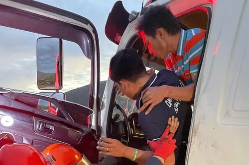 Giải cứu tài xế kẹt trong ô tô tải gặp nạn trên cao tốc