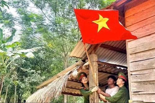Bà con vui mừng đón Tết Độc lập trên dãy Trường Sơn