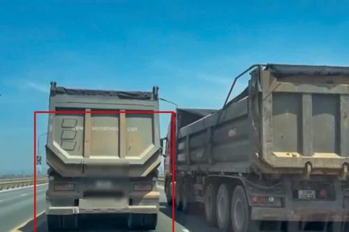 Tài xế xe đầu kéo 'rùa bò' trên cầu Thăng Long