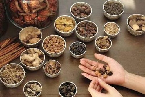 Những biến chứng đáng tiếc khi tự ý dùng thuốc Đông y